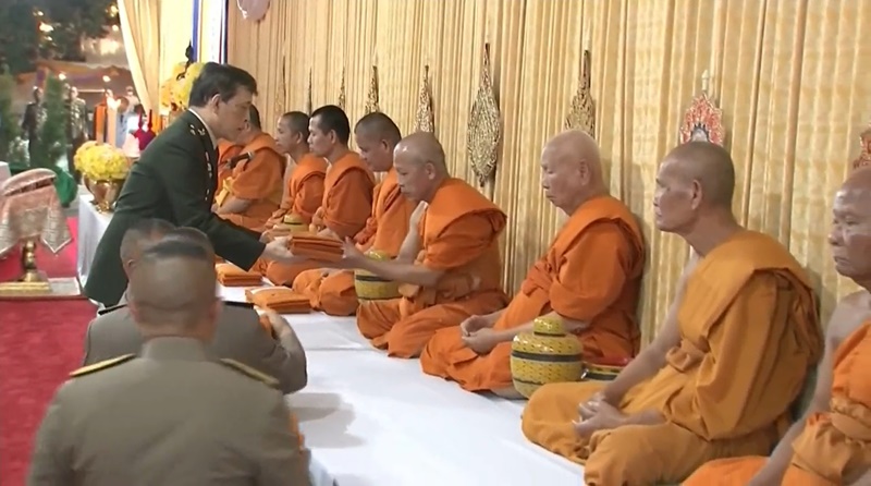 ในหลวง พระราชินี เสด็จฯ ถวายผ้าป่าวัดช่องแค