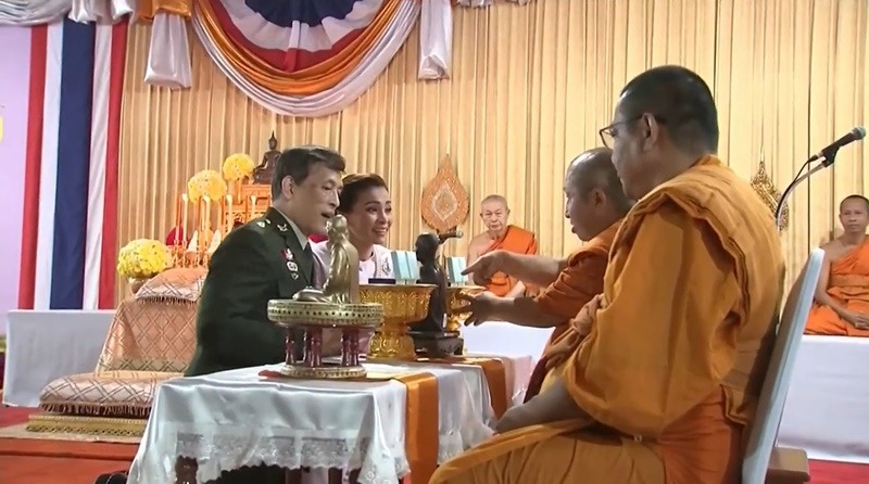 ในหลวง พระราชินี เสด็จฯ ถวายผ้าป่าวัดช่องแค