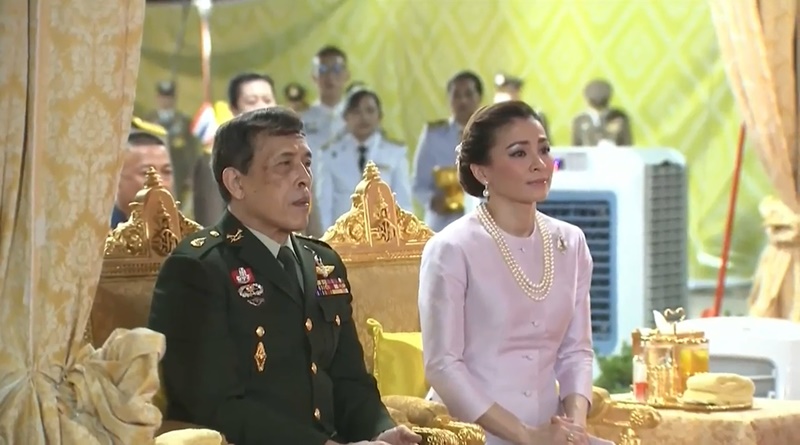 ในหลวง พระราชินี เสด็จฯ ถวายผ้าป่าวัดช่องแค