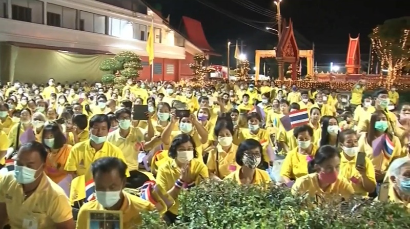 ในหลวง พระราชินี เสด็จฯ ถวายผ้าป่าวัดช่องแค