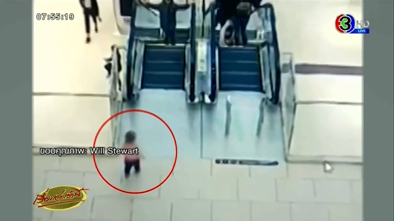 เด็กนิ้วติดบันไดเลื่อน