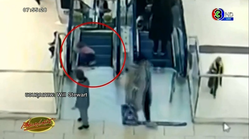 เด็กนิ้วติดบันไดเลื่อน