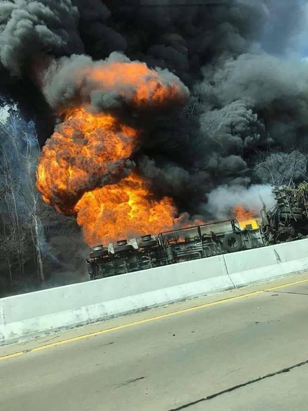 รถบรรทุกน้ำมันคว่ำ