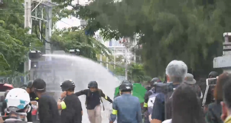 ตำรวจฉีดน้ำใส่ม็อบ 17 พฤศจิกา