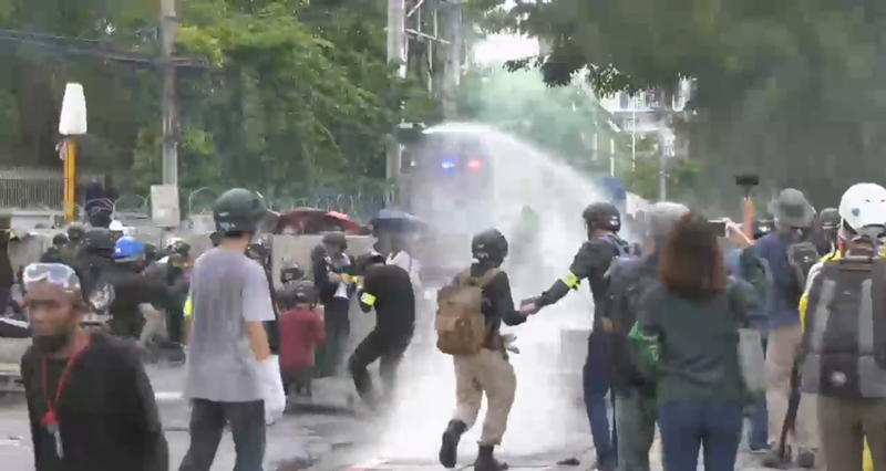 ตำรวจฉีดน้ำใส่ม็อบ 17 พฤศจิกา