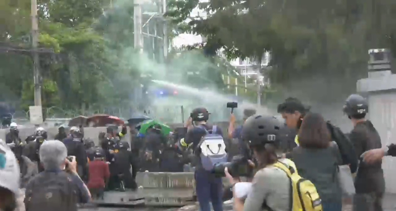 ตำรวจฉีดน้ำใส่ม็อบ 17 พฤศจิกา