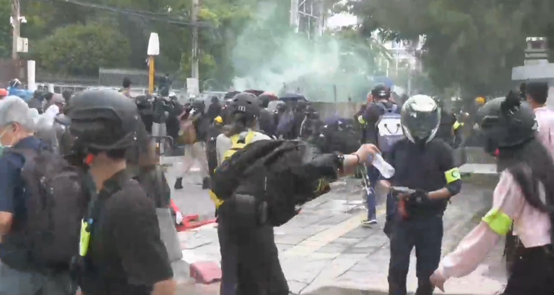 ตำรวจฉีดน้ำใส่ม็อบ 17 พฤศจิกา