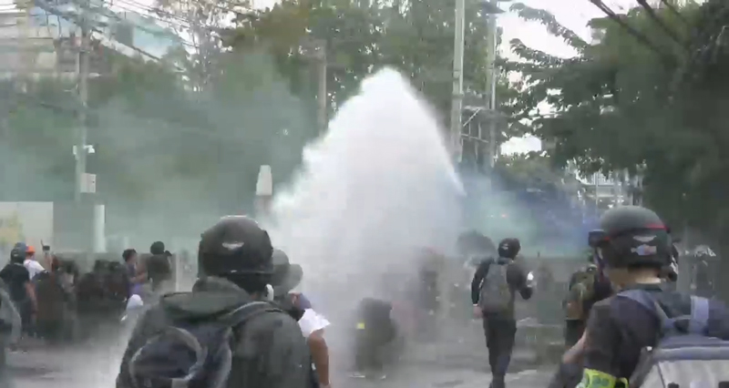 ตำรวจฉีดน้ำใส่ม็อบ 17 พฤศจิกา