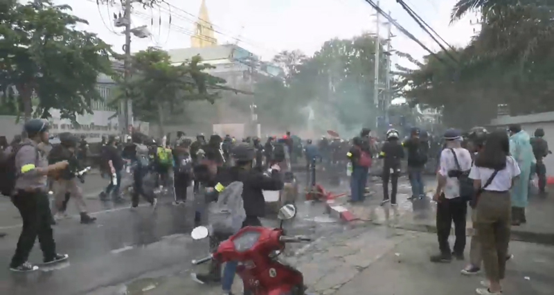 ตำรวจฉีดน้ำใส่ม็อบ 17 พฤศจิกา