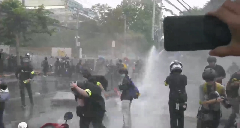 ตำรวจฉีดน้ำใส่ม็อบ 17 พฤศจิกา