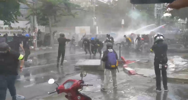 ตำรวจฉีดน้ำใส่ม็อบ 17 พฤศจิกา