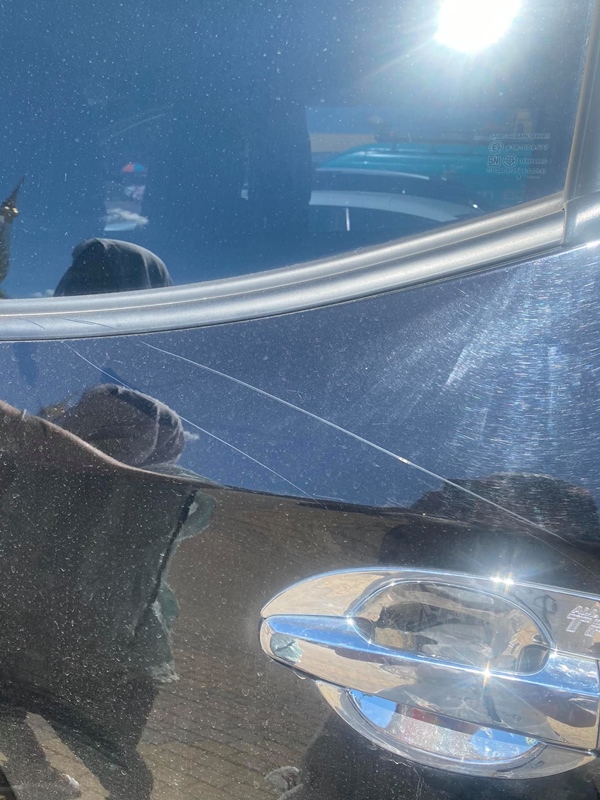 คนขายดอกไม้ขูดรถ