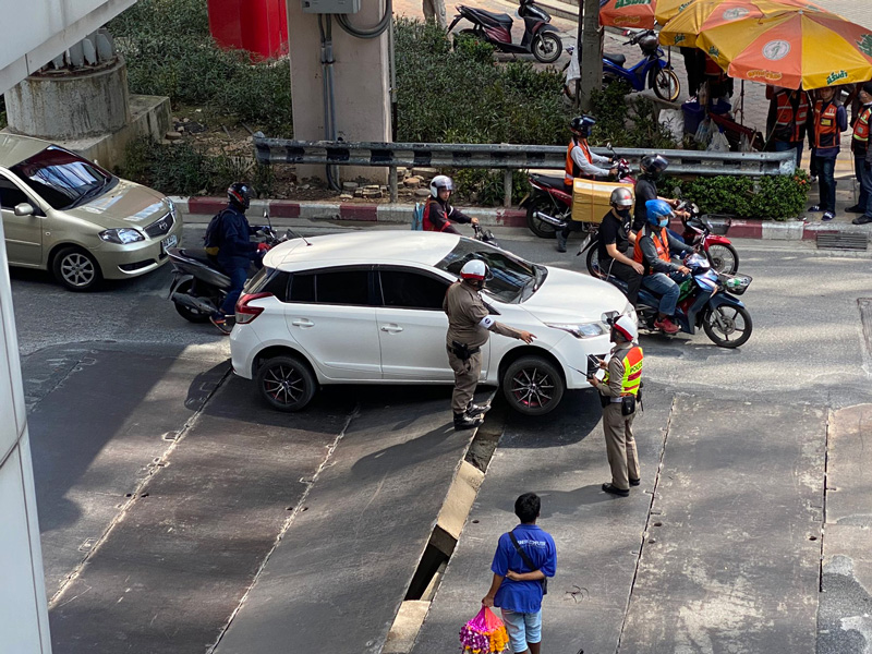 เหล็กพื้นถนนงัดท้องรถ