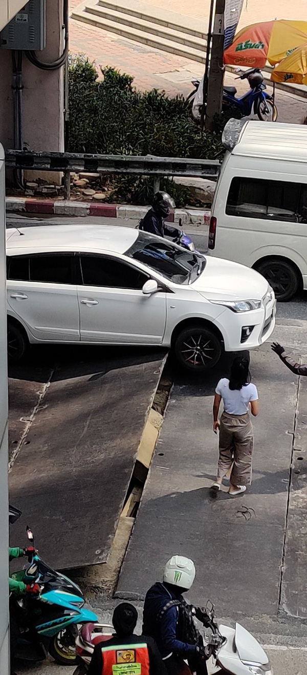 เหล็กพื้นถนนงัดท้องรถ