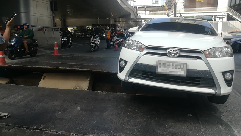 เหล็กพื้นถนนงัดท้องรถ