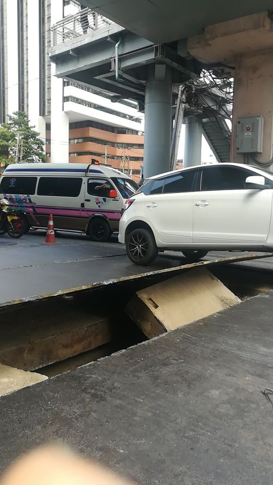 เหล็กพื้นถนนงัดท้องรถ