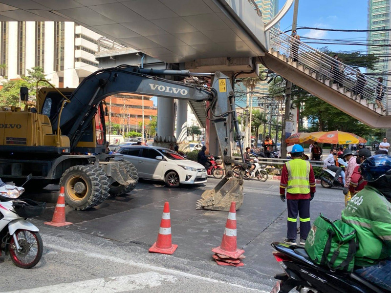 เหล็กพื้นถนนงัดท้องรถ