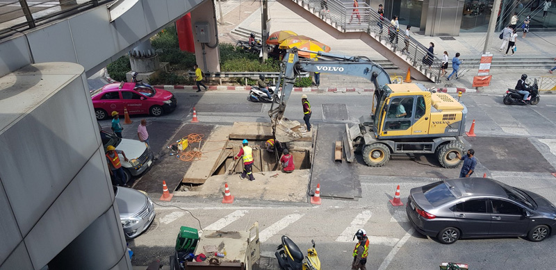 เหล็กพื้นถนนงัดท้องรถ