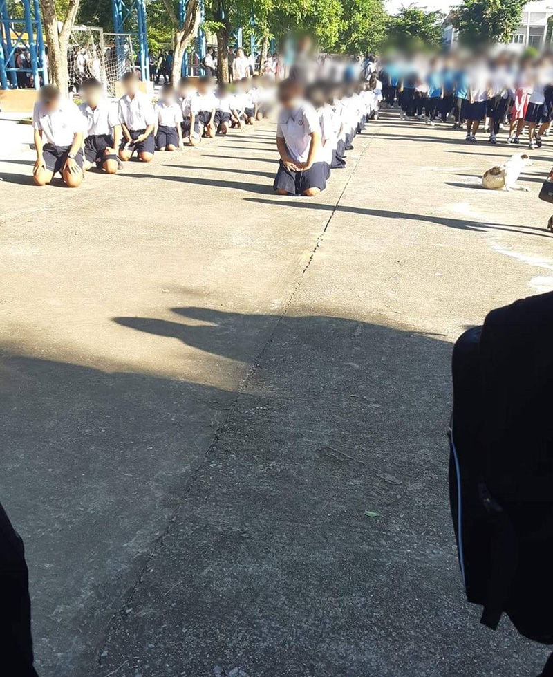 นักเรียนคุกเข่าตากแดด