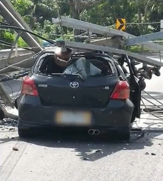 เสาไฟฟ้าล้มทับรถเก๋ง