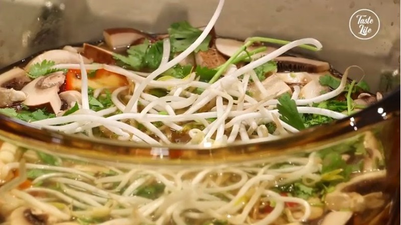 ต้มยำกุ้งใส่ถั่วงอก