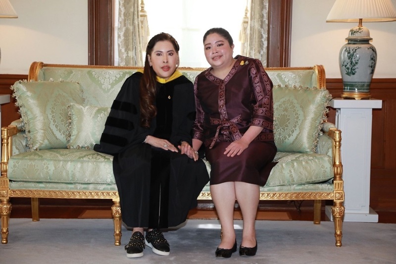 พระองค์ติ๊ด ทรงกอดแสดงความยินดี กรมพระศรีสวางควัฒน