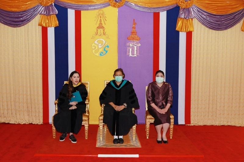 พระองค์ติ๊ด ทรงกอดแสดงความยินดี กรมพระศรีสวางควัฒน