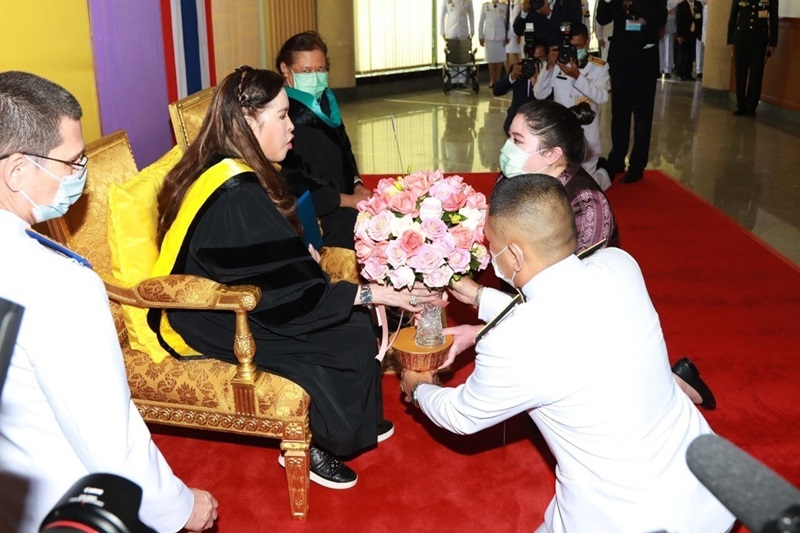 พระองค์ติ๊ด ทรงกอดแสดงความยินดี กรมพระศรีสวางควัฒน