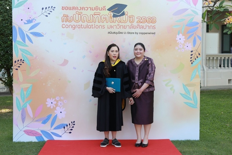 พระองค์ติ๊ด ทรงกอดแสดงความยินดี กรมพระศรีสวางควัฒน