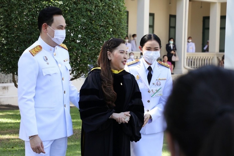 พระองค์ติ๊ด ทรงกอดแสดงความยินดี กรมพระศรีสวางควัฒน