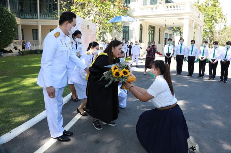 พระองค์ติ๊ด ทรงกอดแสดงความยินดี กรมพระศรีสวางควัฒน