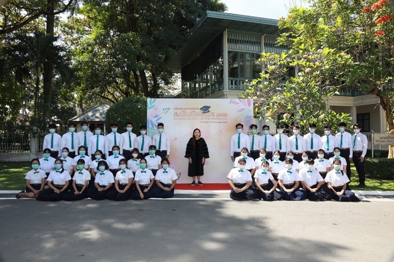 พระองค์ติ๊ด ทรงกอดแสดงความยินดี กรมพระศรีสวางควัฒน