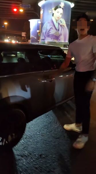 ดราม่าชนเก๋งฝ่าไฟแดง