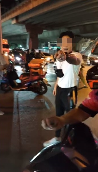 ดราม่าชนเก๋งฝ่าไฟแดง