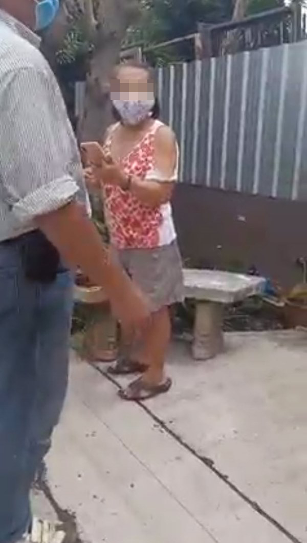 จอดรถขวางหน้าบ้าน