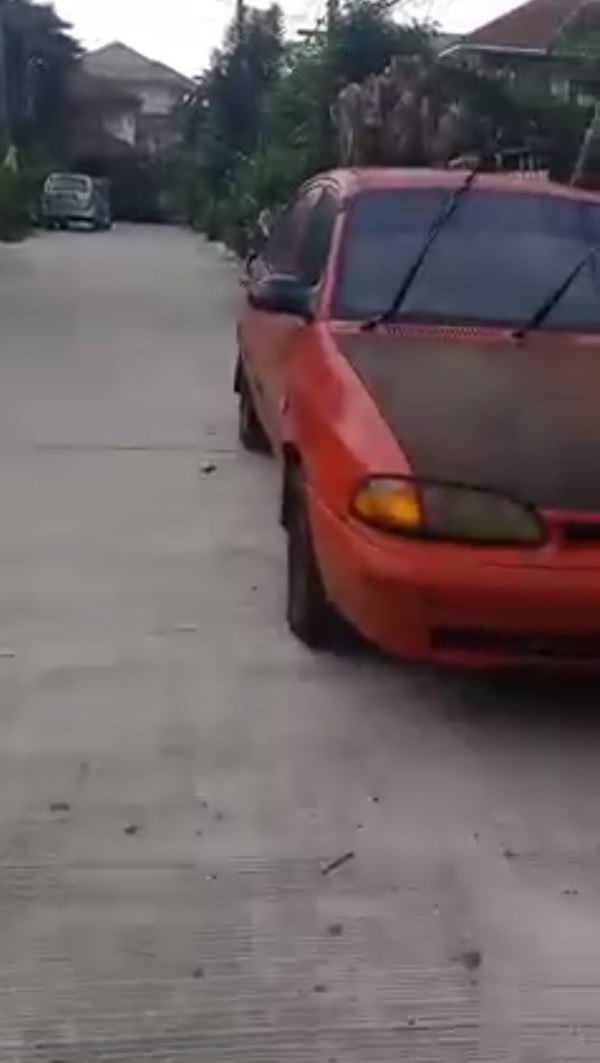 จอดรถขวางหน้าบ้าน