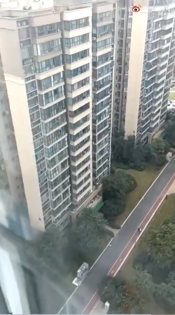 เด็กเล่นกระโดดข้ามตึก