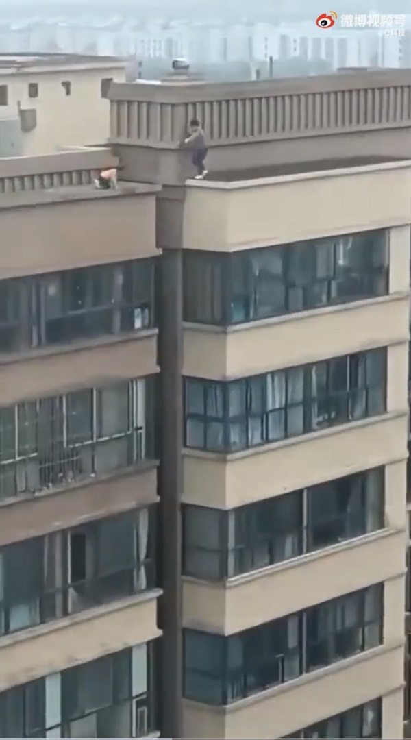 เด็กเล่นกระโดดข้ามตึก