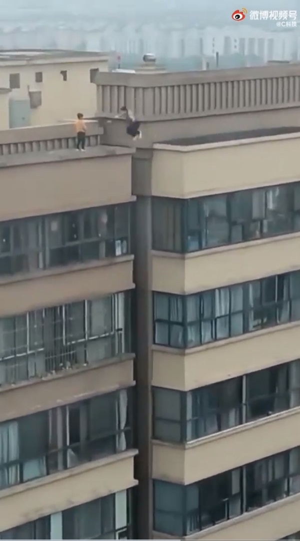 เด็กเล่นกระโดดข้ามตึก