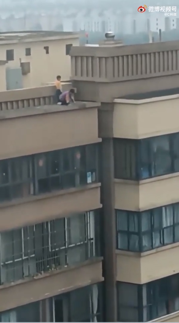 เด็กเล่นกระโดดข้ามตึก