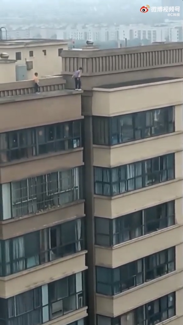 เด็กเล่นกระโดดข้ามตึก