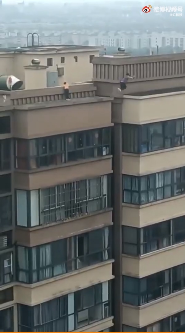 เด็กเล่นกระโดดข้ามตึก