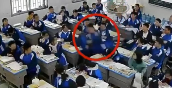 นักเรียนต่อยครู