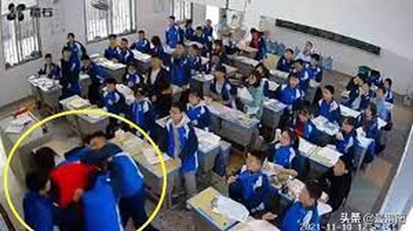 นักเรียนต่อยครู