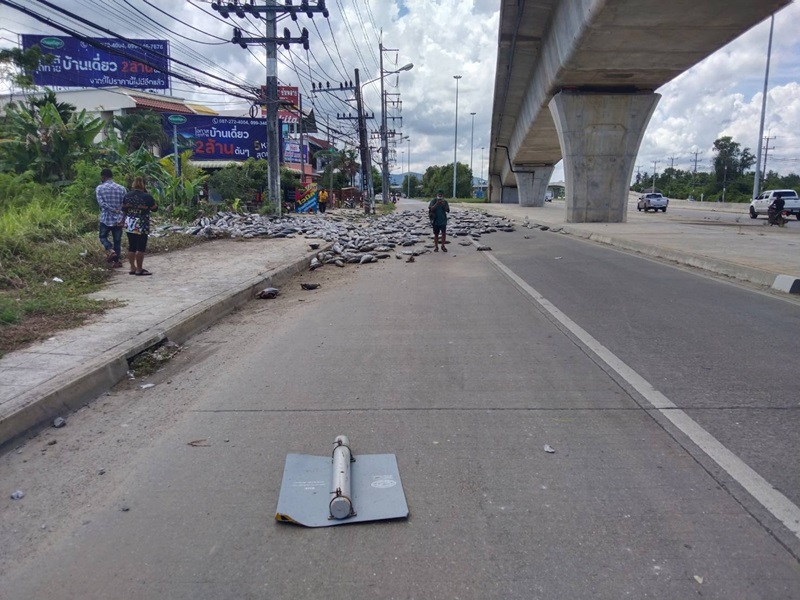 รถขนทูน่าคว่ำ