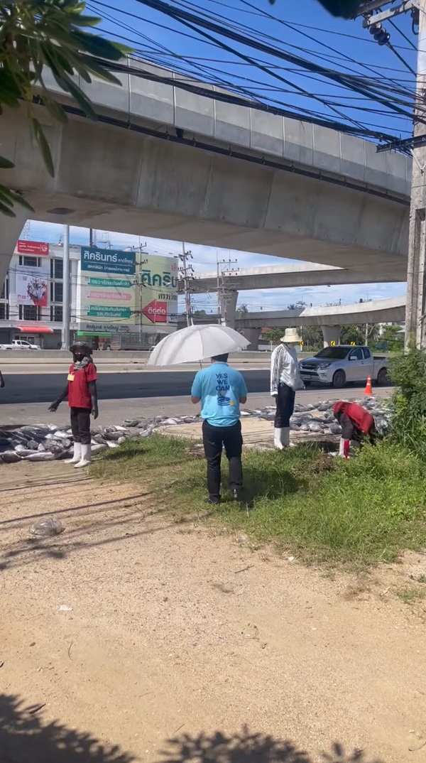 รถขนทูน่าคว่ำ