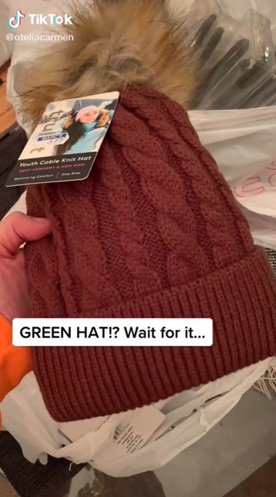 หมวกใบนี้สีอะไร