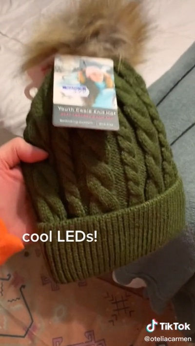 หมวกใบนี้สีอะไร