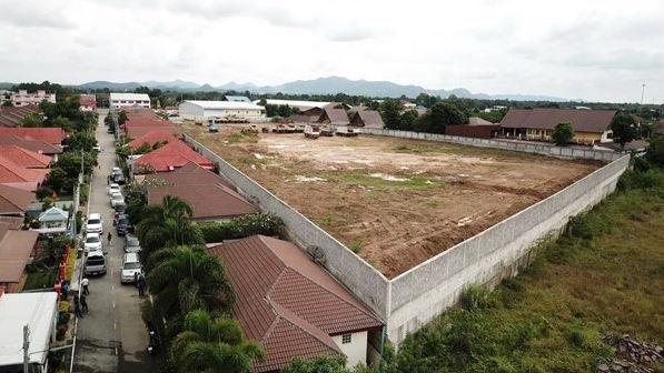 ข่าวเพื่อนบ้านถมดินสูงมิดหลังคา