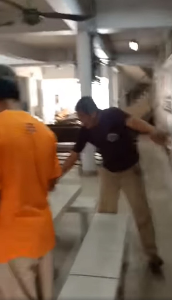 ทำร้ายพนักงานส่งของ